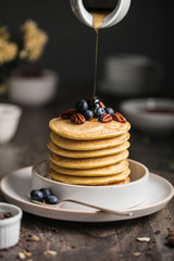 pancakes myrtilles et noix de pécan avec sirop d'érable