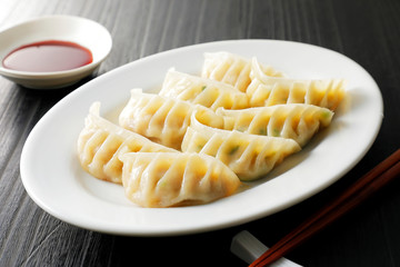 焼き餃子　Gyoza (Japanese grilled dumplings)