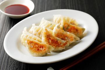 焼き餃子　Gyoza (Japanese grilled dumplings)