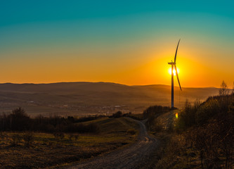Zachód, słońce, góry, wiosna, farma wiatrowa, turbina wiatrowa, wioska, miejscowość,    © Kamil