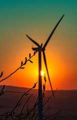 Zachód, słońce, góry, wiosna, farma wiatrowa, turbina wiatrowa, wioska, miejscowość,    © Kamil