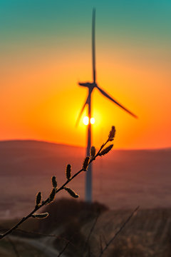 Zach&oacute;d, słońce, g&oacute;ry, wiosna, farma wiatrowa, turbina wiatrowa, wioska, miejscowość,   