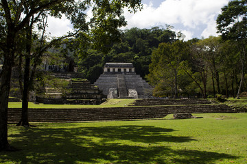 Fototapeta na wymiar exploring the archaeological area of Palenque