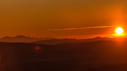 Zachód słońca, Tatry w oddali, Zachód słońca z Tatrami w tle.  Super przejrzystość powietrza, góry, doliny © Kamil