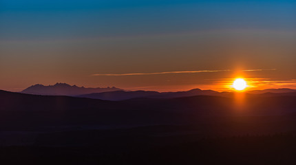 Zachód słońca, Tatry w oddali, Zachód słońca z Tatrami w tle.  Super przejrzystość...