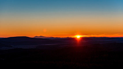 Zachód słońca, Tatry w oddali, Zachód słońca z Tatrami w tle.  Super przejrzystość powietrza, góry, doliny
