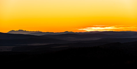 Zachód słońca, Tatry w oddali, Zachód słońca z Tatrami w tle.  Super przejrzystość powietrza, góry, doliny
