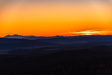 Fototapeta na wymiar Zachód słońca, Tatry w oddali, Zachód słońca z Tatrami w tle. Super przejrzystość powietrza, góry, doliny