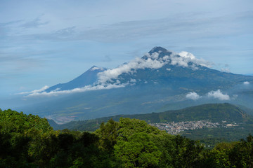 Naklejka na ściany i meble Paisaje natural de Guatemala con sus volcanes de agua y de fuego. 