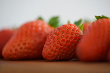 Erdbeeren auf einem Küchenbrett