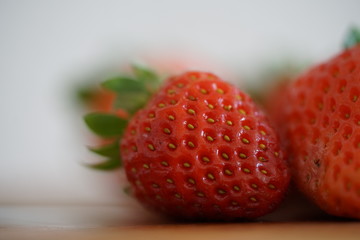 Erdbeeren auf einem Küchenbrett