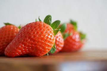 Erdbeeren auf einem Küchenbrett