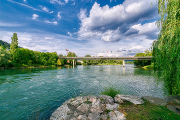 Fluss mit Autobr&uuml;cke
