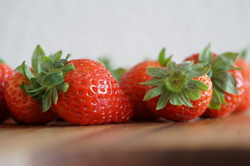 Erdbeeren auf einem Küchenbrett