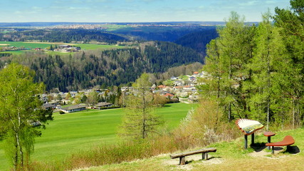 herrlicher Aussichtspunkt im Nordschwarzwald auf Wildberg mit Wald und Wiesen im Frühling