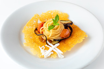 Spaghetti alla norma su cialda di parmiggiano