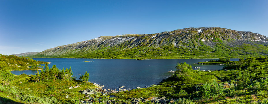 Bergsee in Norwegischer Landschaft bei Skj&aring;k