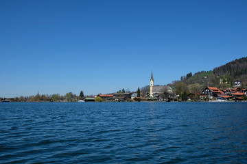 Fototapeta premium Schliersee in Bayern mit blauem Himmel