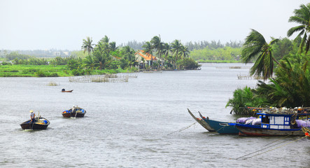 Fototapeta na wymiar łodzie na rzece w środkowym Wietnamie
