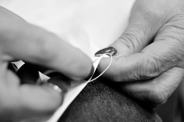 Fotografie sartoriali in bianco e nero durante la lavorazione di capi di abbigliamento