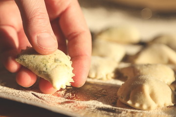 Ravioli artigianali vegetariani fatti in casa secondo antica tradizione italiana