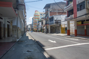 Fototapeta na wymiar Ciudad de Guayaquil en Cuarentena, ciudad vacía, calles sin autos y sin gente, panemia. Quédate en Casa.
