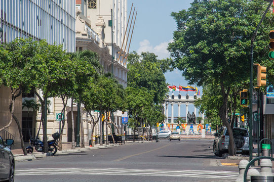 Ciudad de Guayaquil en Cuarentena, ciudad vac&iacute;a, calles sin autos y sin gente, panemia. Qu&eacute;date en Casa.