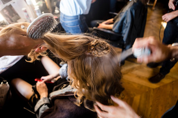 Ambiance des coulisses lors de la fashion week a Paris