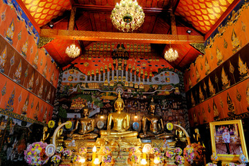 Obraz premium Golden Buddha in Wat Phanan Choeng - Ayutthaya - Thailand