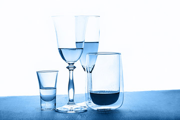 Obraz premium Colorful cocktails flatlay, color pandemic classic blue 2020