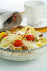 Gelato alla frutta con ciliegie candite