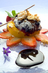 Pesche con salsa ai frutti rossi e fragole