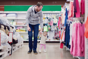  Dad with   child   in children's clothing  store.