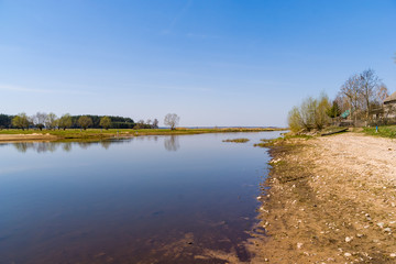 Fototapeta na wymiar Rzeka Narew. Dolina Górnej Narwi. Wiosna na Podlasiu, Polska