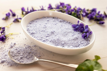 Obraz na płótnie Canvas viola sugar violetta odorata sugar crystals for decorating baking cupcakes fresh lilac spring edible fragrant flower