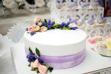 Obraz na płótnie Canvas wedding cake decorated with flowers