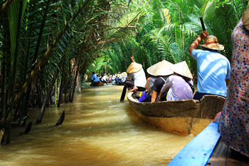 przewóz ludzi na wietnamskiej rzece