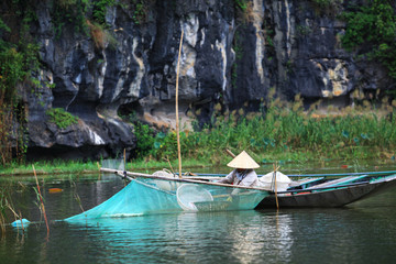połów za pomocą tradycyjnych sieci na wietnamskiej rzece - obrazy, fototapety, plakaty