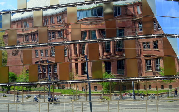 Fassadenspiegelung in Freiburg