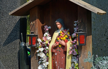 eigenwilliges grabmal auf dem wormser hauptfriedhof