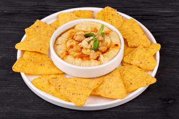 Humus nut, with seasonings, served with chips and mint