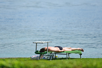 Sonnengenuss und Sonnenbaden am Wasser im Salzkammergut (Oberösterreich) - Enjoying the sun and...
