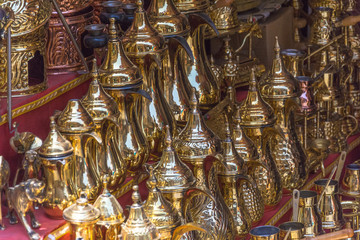 Objetos metálicos vendidos nas ruas de Cairo