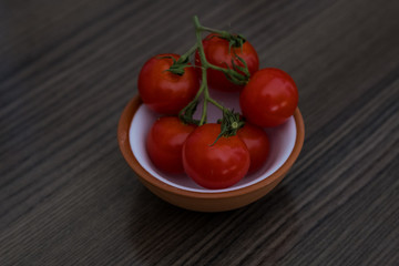 kleine rote Cherrytomaten in einem Schälchen 