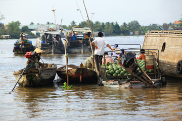 pływający rynek na rzece Mekong w Wietnamie - sprzedaż arbuzów