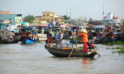 pływający rynek na rzece Mekong w Wietnamie  - obrazy, fototapety, plakaty
