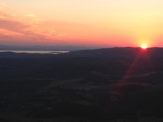vista del Lago Trasimeno dall'alto al tramonto