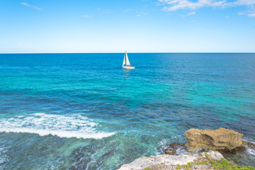 Veleiro navegando em mar do caribe