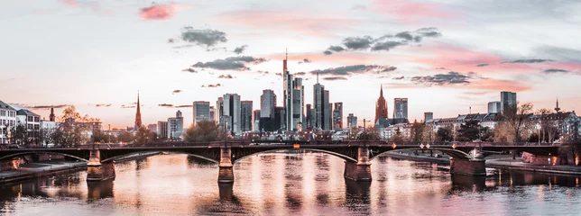 Frankfurt am Main alte Architektur. Sonnenuntergang in der Stadt. Die Frankfurter Skyline. 12.04.2020 Frankfurt am Main Deutschland. © Tudorean