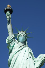 Fototapeta premium Statue of liberty wearing a surgical mask